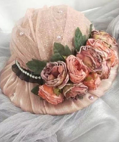 Elegante sombrero de pescador francés con encaje morado y flores