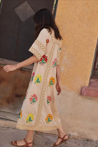 Midikleid aus Spitze mit Blumenstickerei 