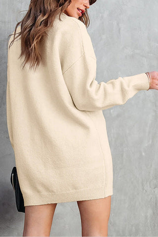 Aprikosenfarbenes Etuikleid aus Strick mit Polokragen und Mini-Pullover 