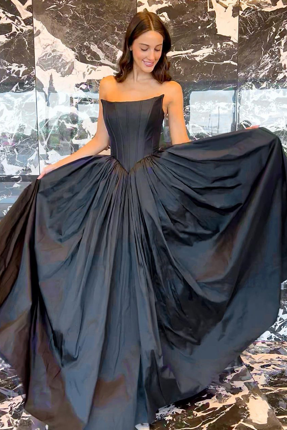 Schwarzes, trägerloses A-Linien-Abendkleid mit Korsett und gekreuztem Rückenausschnitt