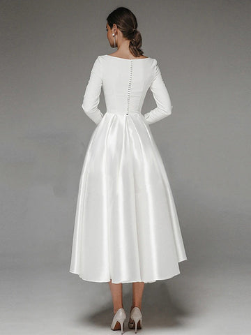 Vestido de fiesta blanco con cuello barco y falda fruncida para fiesta de cumpleaños. 