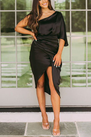 Drapiertes One-Shoulder-Kleid aus Satin 