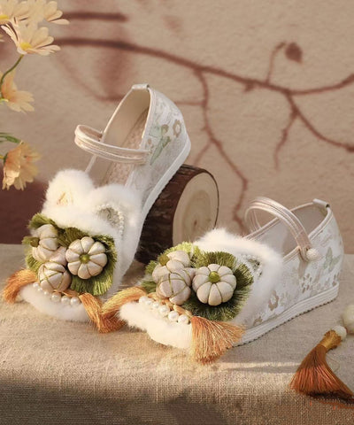 Zapatos de tacón alto con cuña bordada y empalme de piel blanca 