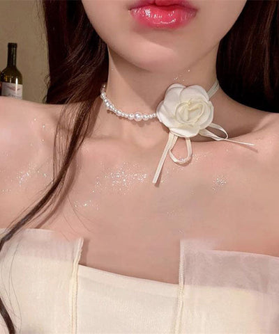 Vogue Halskette mit asymmetrischem Perlen-Kamelienblüten-Anhänger aus weißem Stoff 