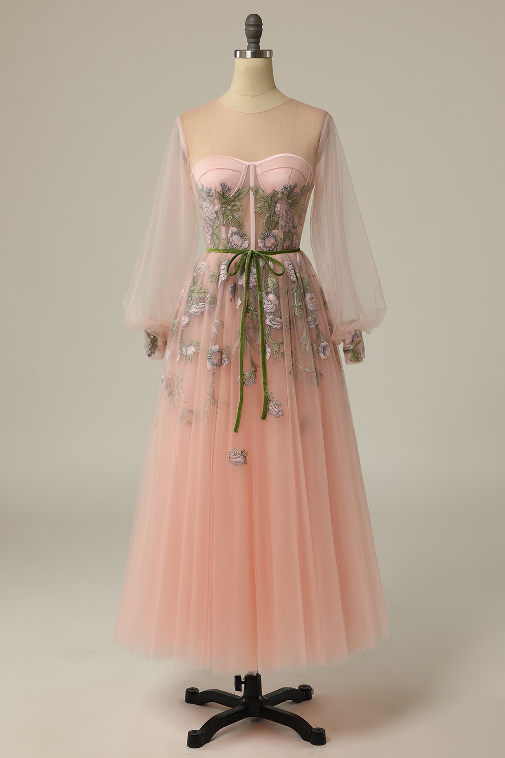 A-Linien-Abendkleid aus Tüll mit langen Ärmeln und floraler Stickerei, Rundhalsausschnitt
