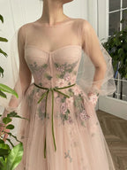 A-Linien-Abendkleid aus Tüll mit langen Ärmeln und floraler Stickerei, Rundhalsausschnitt