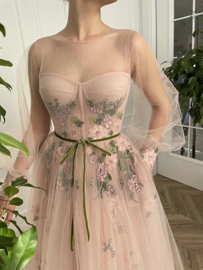 A-Linien-Abendkleid aus Tüll mit langen Ärmeln und floraler Stickerei, Rundhalsausschnitt