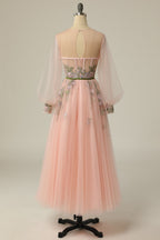 A-Linien-Abendkleid aus Tüll mit langen Ärmeln und floraler Stickerei, Rundhalsausschnitt