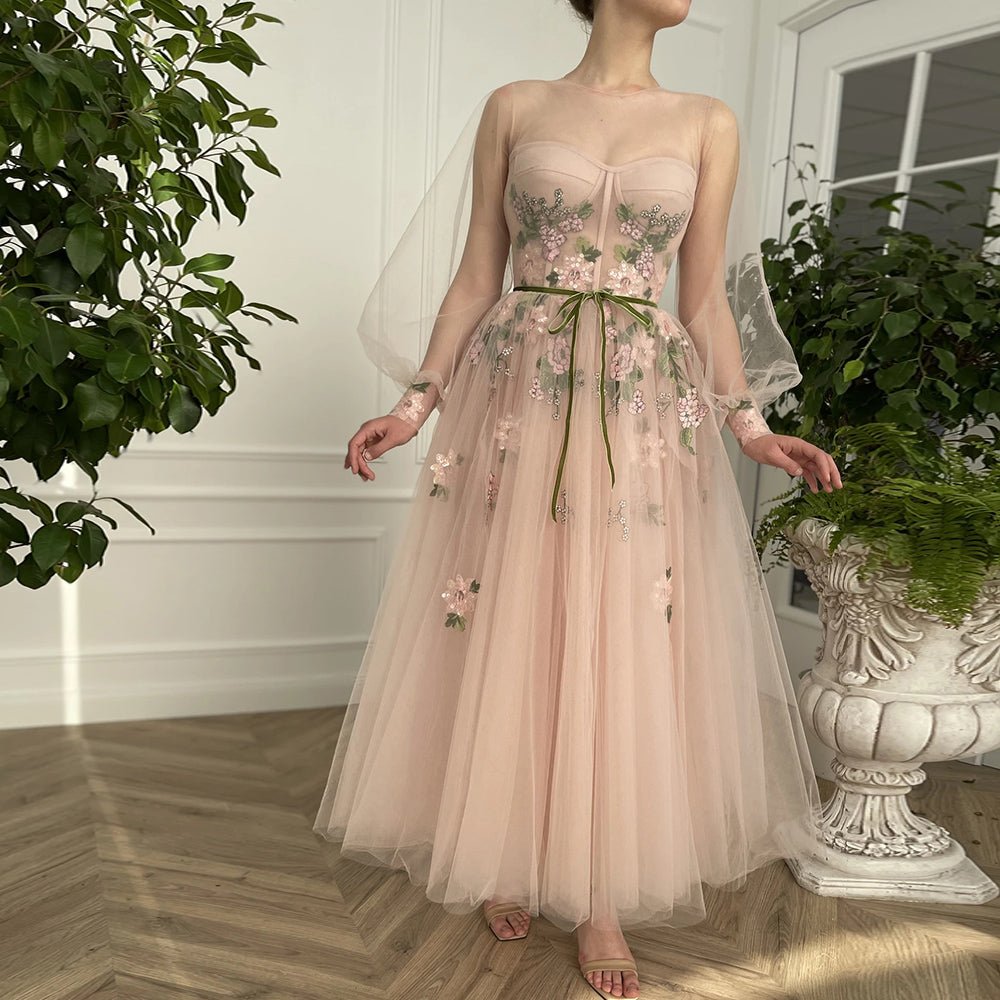 A-Linien-Abendkleid aus Tüll mit langen Ärmeln und floraler Stickerei, Rundhalsausschnitt
