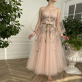 A-Linien-Abendkleid aus Tüll mit langen Ärmeln und floraler Stickerei, Rundhalsausschnitt