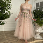 A-Linien-Abendkleid aus Tüll mit langen Ärmeln und floraler Stickerei, Rundhalsausschnitt