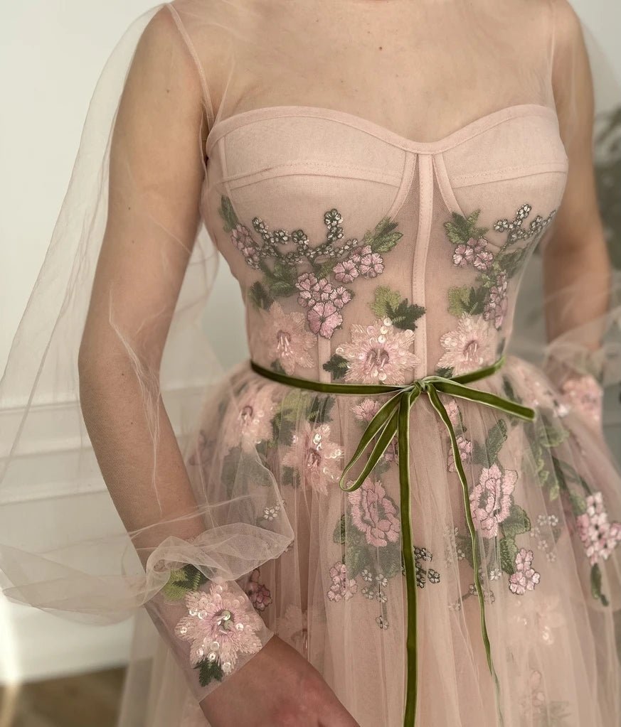 A-Linien-Abendkleid aus Tüll mit langen Ärmeln und floraler Stickerei, Rundhalsausschnitt