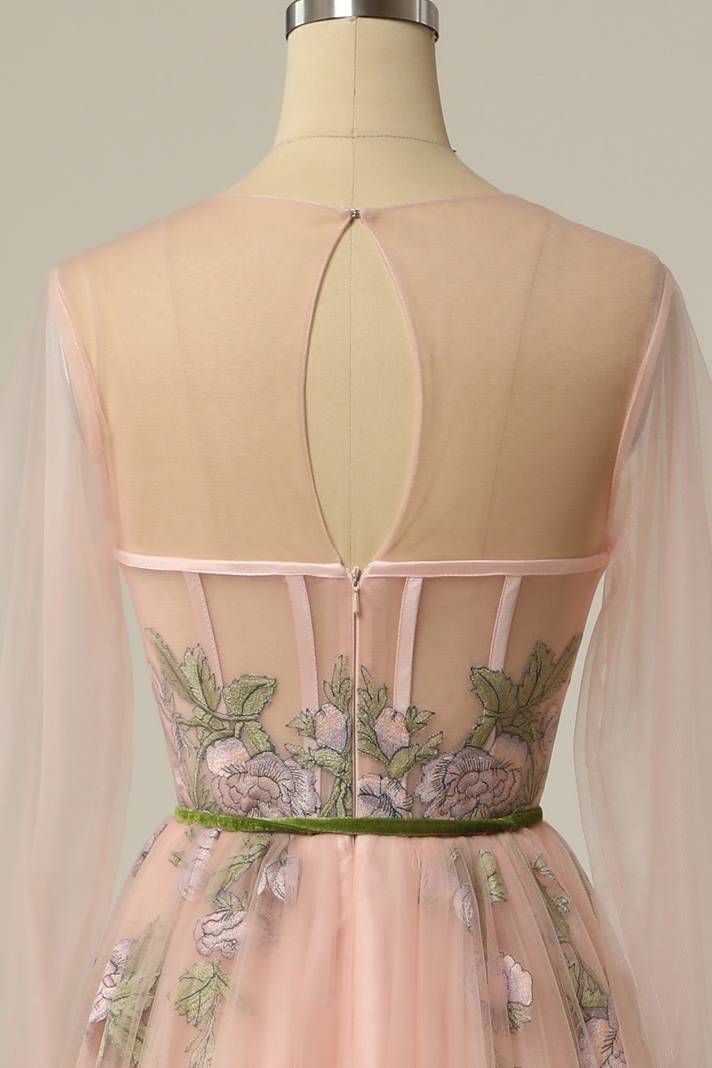 A-Linien-Abendkleid aus Tüll mit langen Ärmeln und floraler Stickerei, Rundhalsausschnitt