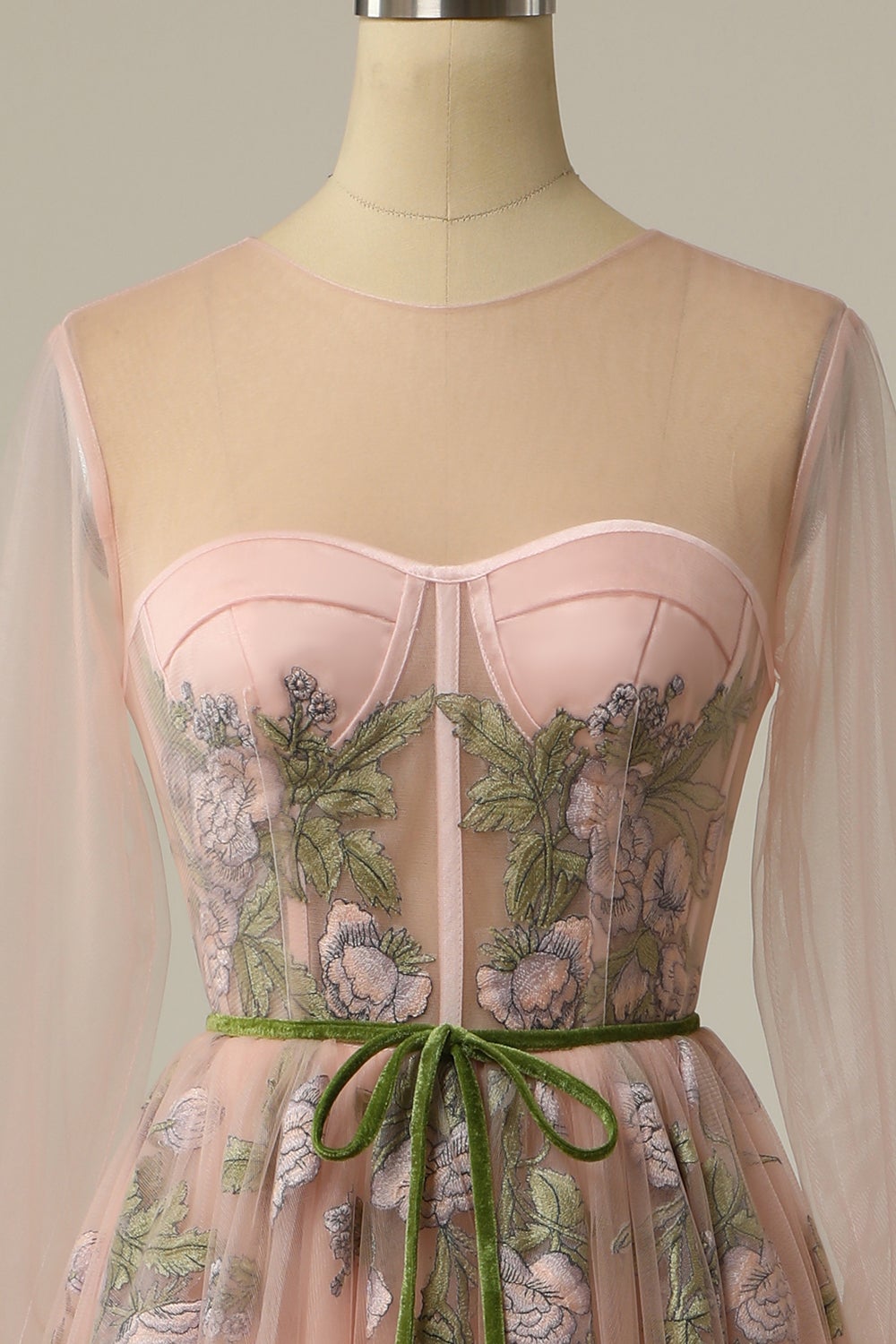 A-Linien-Abendkleid aus Tüll mit langen Ärmeln und floraler Stickerei, Rundhalsausschnitt