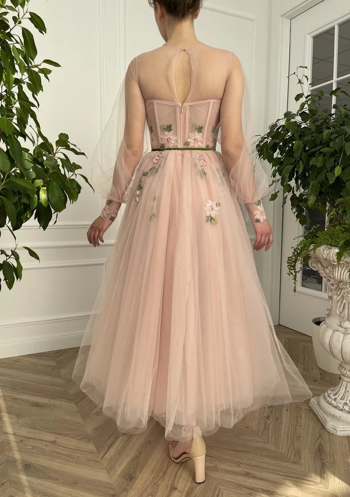 A-Linien-Abendkleid aus Tüll mit langen Ärmeln und floraler Stickerei, Rundhalsausschnitt
