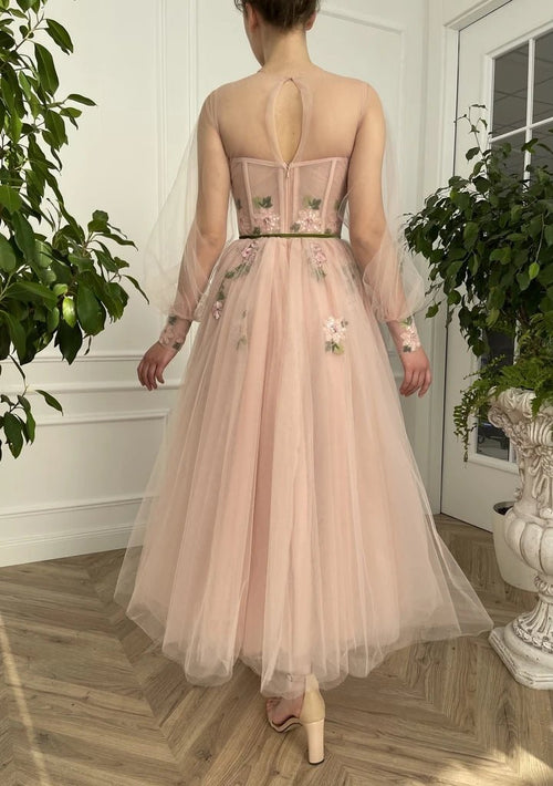 A-Linien-Abendkleid aus Tüll mit langen Ärmeln und floraler Stickerei, Rundhalsausschnitt