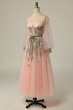 A-Linien-Abendkleid aus Tüll mit langen Ärmeln und floraler Stickerei, Rundhalsausschnitt