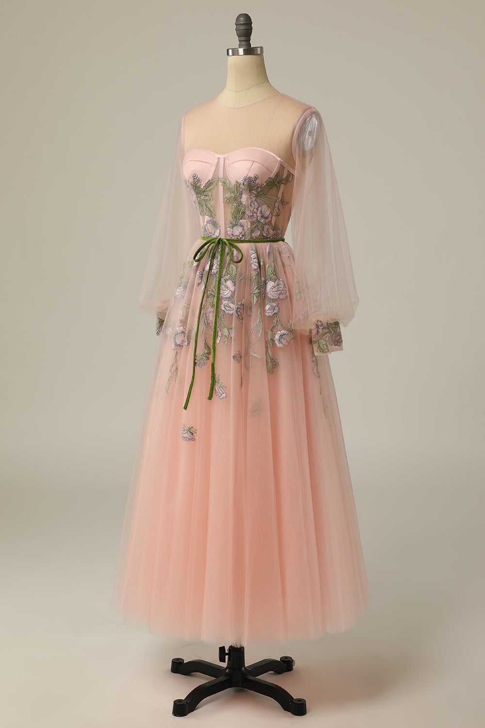 A-Linien-Abendkleid aus Tüll mit langen Ärmeln und floraler Stickerei, Rundhalsausschnitt