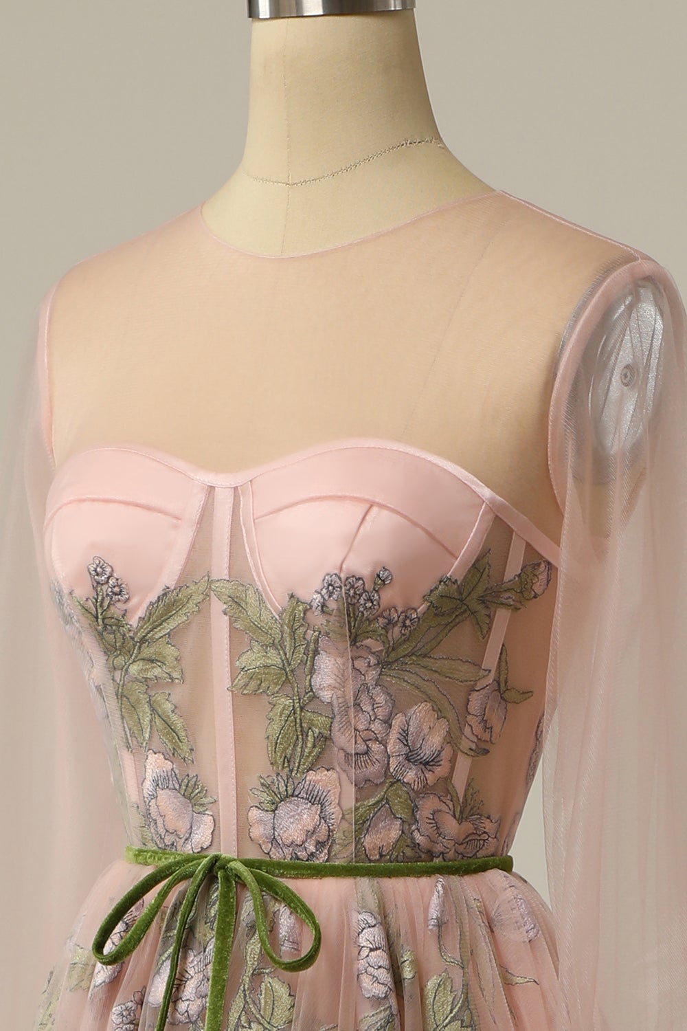 A-Linien-Abendkleid aus Tüll mit langen Ärmeln und floraler Stickerei, Rundhalsausschnitt