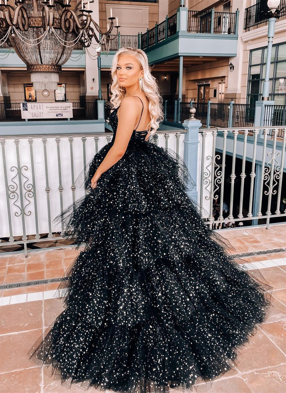 A-Linien-Abendkleid mit Spaghettiträgern, gestuftem Tüllrock und asymmetrischem Saum