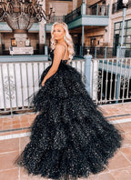 A-Linien-Abendkleid mit Spaghettiträgern, gestuftem Tüllrock und asymmetrischem Saum
