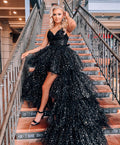 A-Linien-Abendkleid mit Spaghettiträgern, gestuftem Tüllrock und asymmetrischem Saum