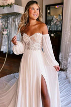 A-Linien-Brautkleid mit herzförmigem Dekolleté, langen Ärmeln, Schlitz vorne und Spitze
