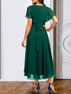 A-Linien-/Prinzessinnen-Chiffonkleid mit V-Ausschnitt, kurzen Ärmeln und Gürtel für die Mutter der Braut 