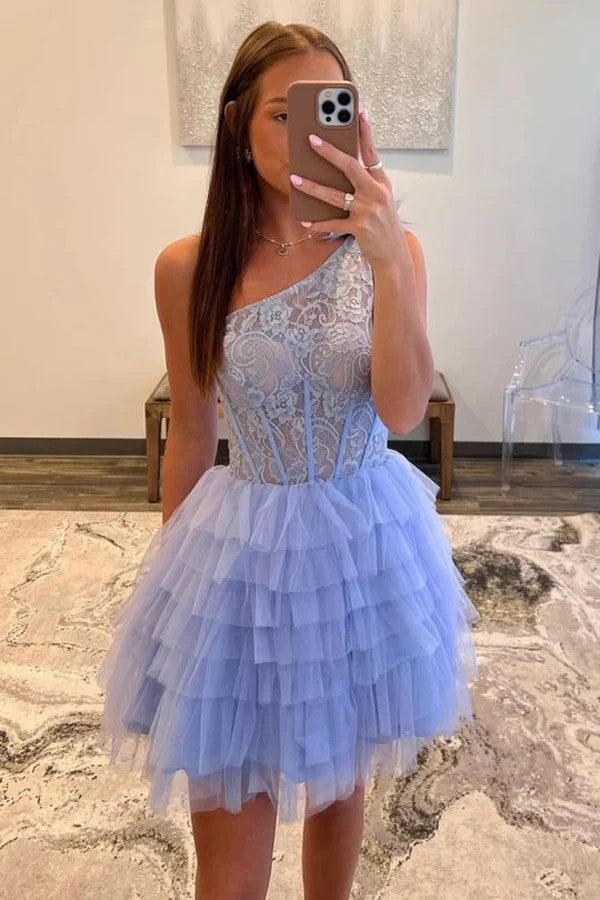 Vestido de regreso a casa lavanda en capas de encaje con un hombro y corte A