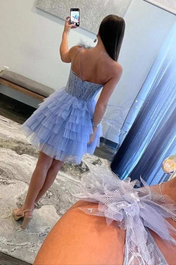 Vestido de regreso a casa lavanda en capas de encaje con un hombro y corte A