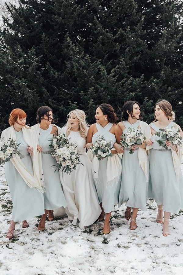Vestido de dama de honor de gasa plisado con cuello halter y corte A, sin mangas y largo hasta la rodilla