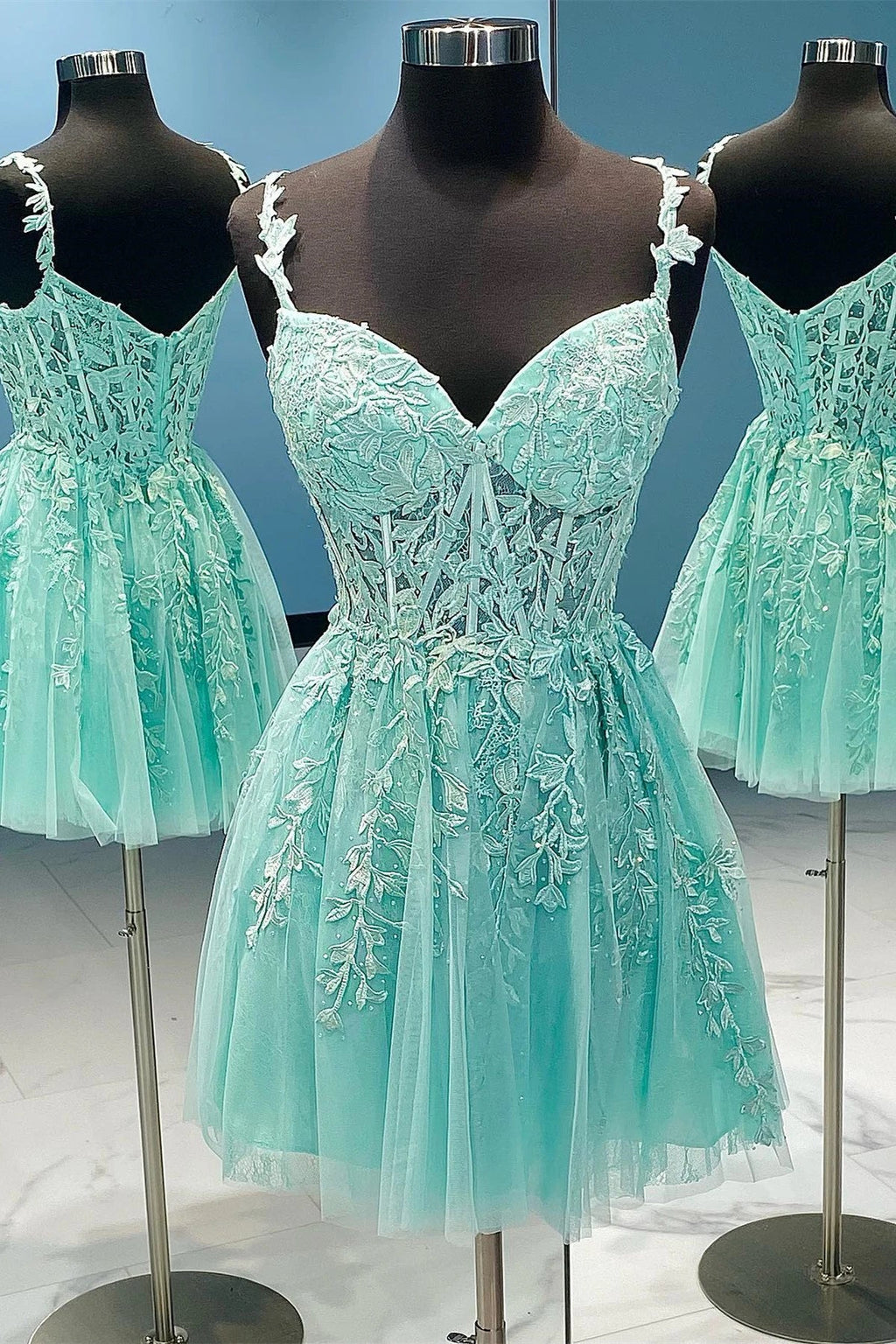 A-Linien-Partykleid aus heißpinker Spitze mit Applikationen für die Heimkehr