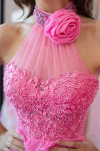 Langes rosa Ballkleid mit A-Linien-Ausschnitt, Neckholder und Perlenstickerei