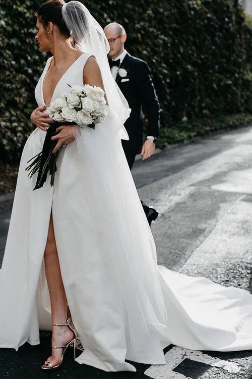 Vestido de novia largo blanco con escote en V profundo y espalda abierta.