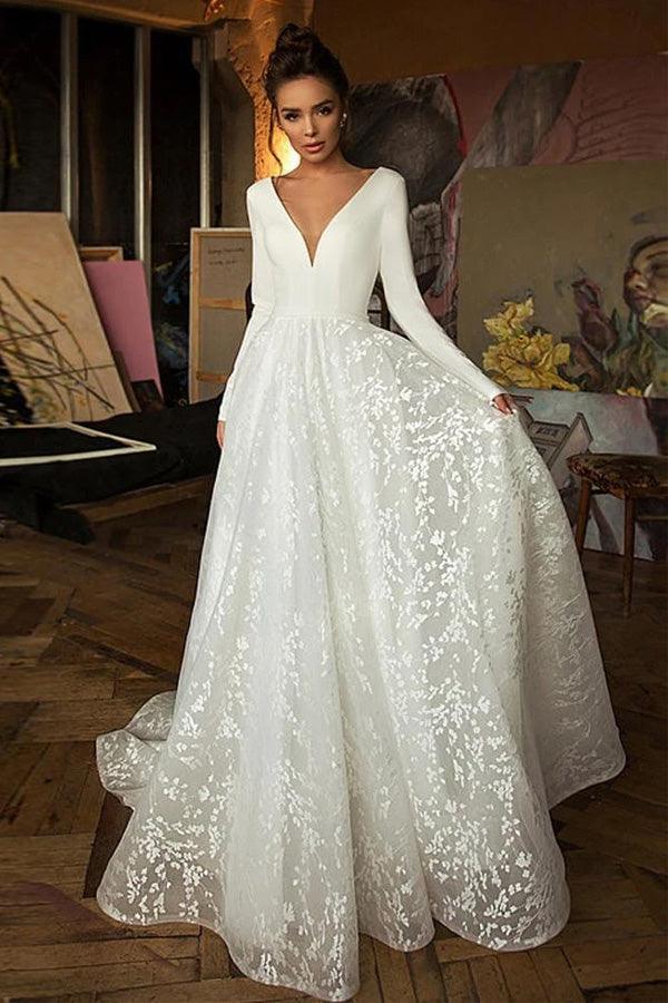 Elegantes A-Linien-Strandhochzeitskleid mit V-Ausschnitt und langen Ärmeln