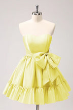 Vestido de fiesta corto fucsia con volantes y lazo, sin tirantes, corte en A