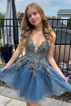 Vestido de fiesta corto de tul con tirantes finos y corte en A