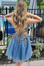 Vestido de fiesta corto de tul con tirantes finos y corte en A