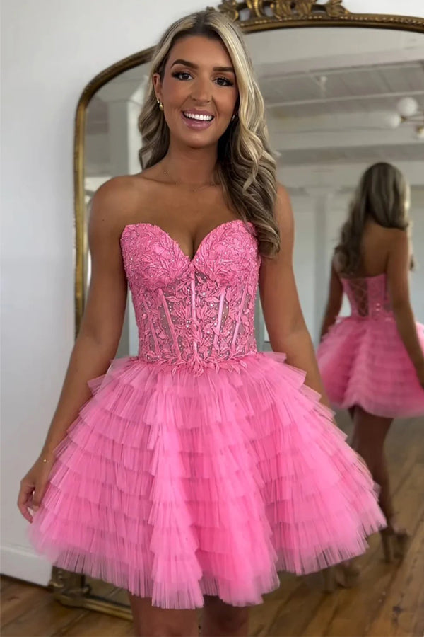 Un vestido de regreso a casa de tul sin tirantes con cuentas y corte en A