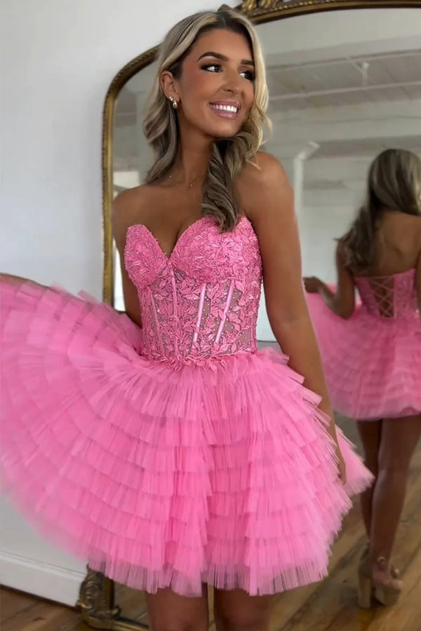 Un vestido de regreso a casa de tul sin tirantes con cuentas y corte en A