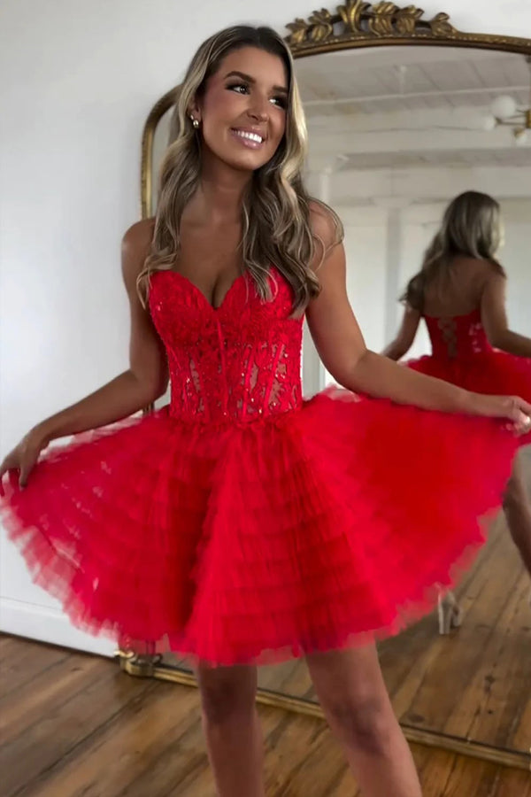 Un vestido de regreso a casa de tul sin tirantes con cuentas y corte en A