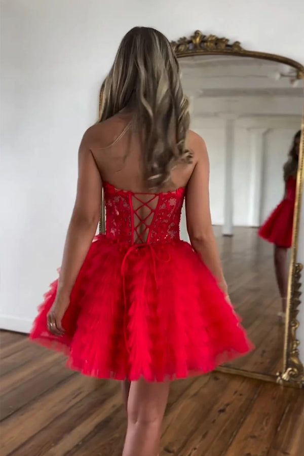 Un vestido de regreso a casa de tul sin tirantes con cuentas y corte en A