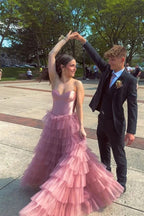 Langes, schulterfreies Ballkleid aus mehrlagigem, rosafarbenem Tüll