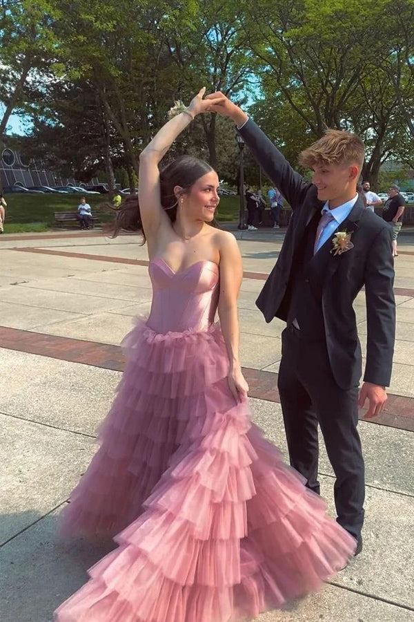 Langes, schulterfreies Ballkleid aus mehrlagigem, rosafarbenem Tüll