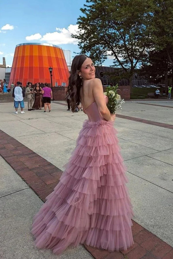 Langes, schulterfreies Ballkleid aus mehrlagigem, rosafarbenem Tüll