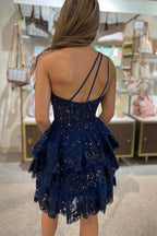 Ein schulterfreies, gestuftes Spitzen-Kurz-Heimkehrkleid in A-Linie