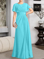 A-Linien-Kleid aus Chiffon mit Rundhalsausschnitt und bodenlanger Verarbeitung, verziert mit plissierten Perlen.
