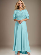 A-Linien-Kleid mit asymmetrischem Chiffon-Spitzenausschnitt und Perlenstickerei für die Mutter der Braut. 