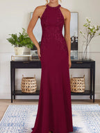 Vestido largo de madre de la novia con cuello halter y apliques en azul polvoriento