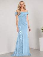 A-Linien-Kleid mit schulterfreiem bodenlangem Schnitt, Applikationen, Perlenstickerei, Meerjungfrauen-Stil und hohem Beinschlitz – perfekt für die Mutter der Braut. 